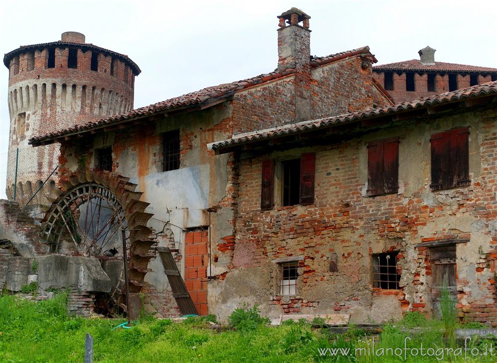 Soncino (Cremona) - Vecchio mulino e due torri della rocca di Soncino